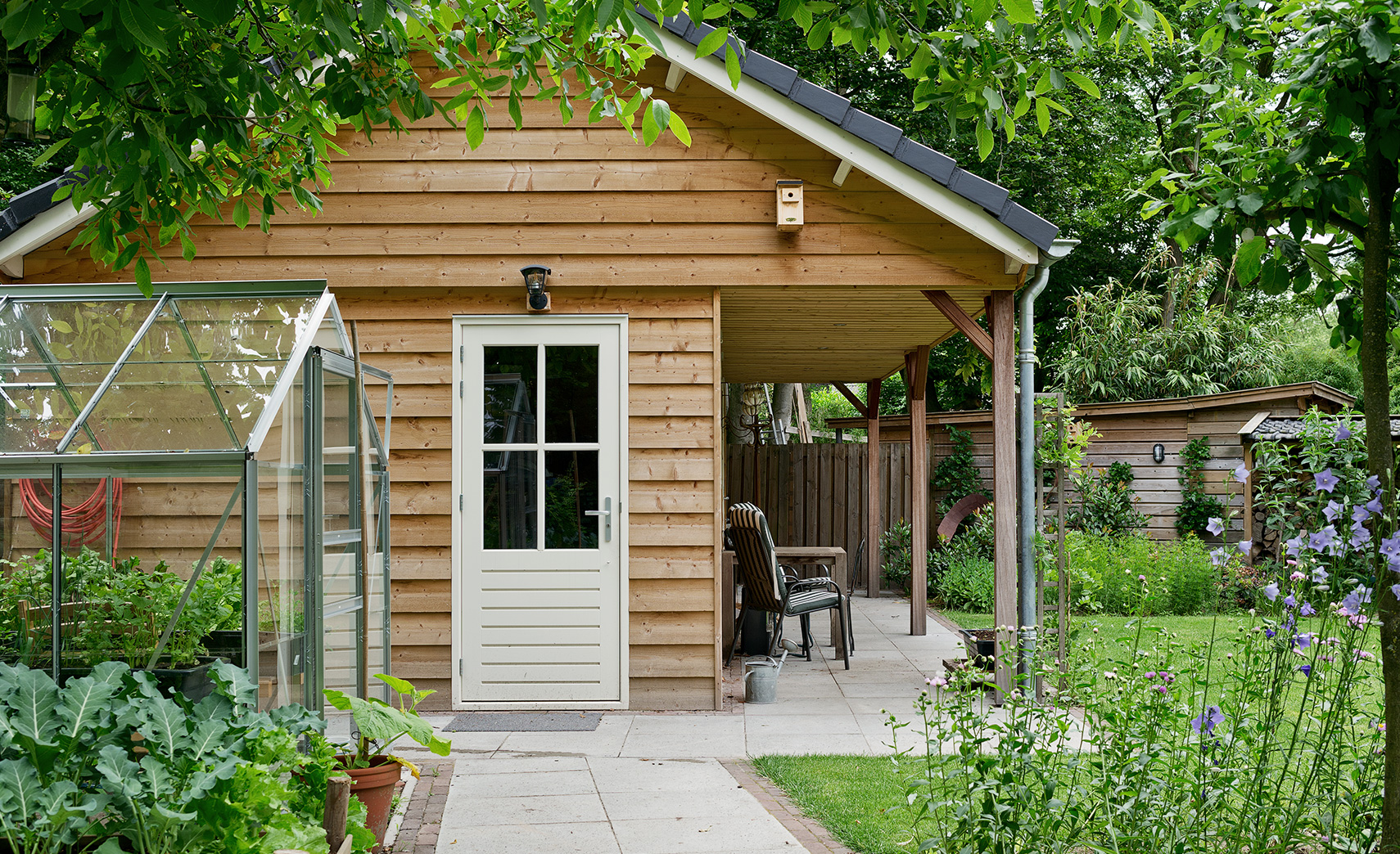 aan de andere kant, Inzet Ambacht Tuinhuis met luifel